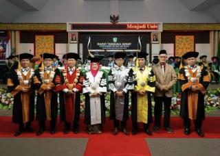 Menilik Profil Tiga Guru Besar UIR yang Baru Dikukuhkan, Salah Satunya Hobi Menulis