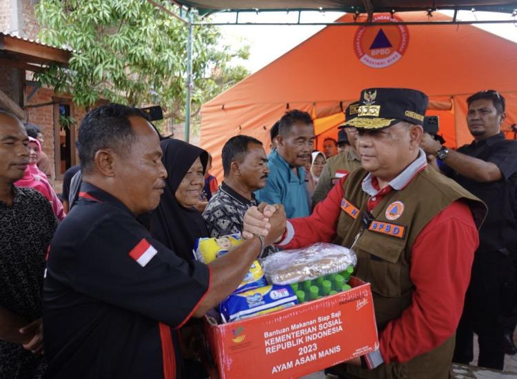 Tinjau Lokasi Banjir di Desa Kualu Kampar, Edy Natar Salurkan Bantuan Sembako