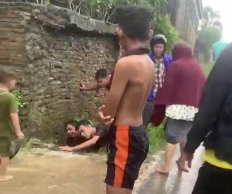 Terseret Arus saat Hujan Deras, Bocah 7 Tahun di Rohil Tewas Tersangkut di Gorong-gorong