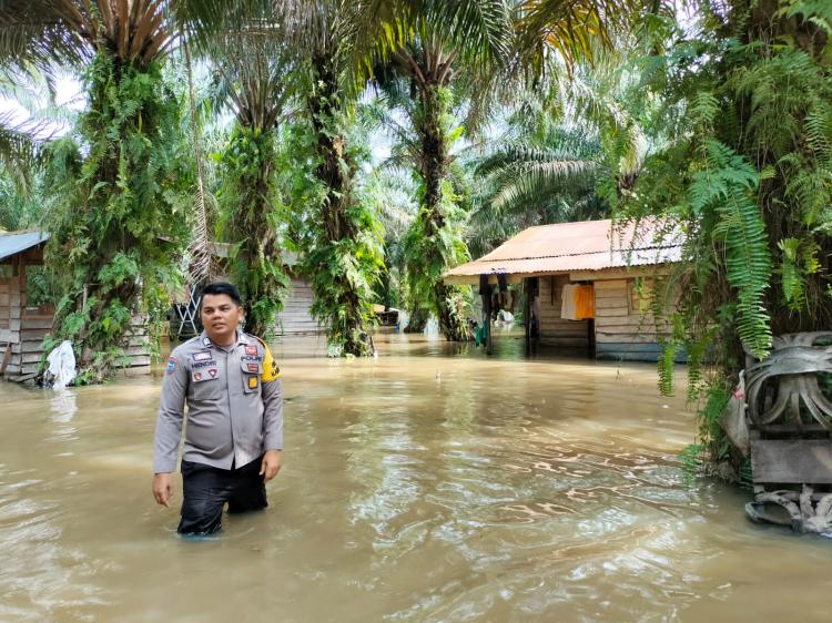 Tinjau Nasib Warga Terendam Banjir, Bhabinkamtibmas Polsek Pujud Ajak Ikut Memilih di Pemilu 2024