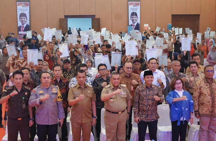 Minimalisir Mafia Tanah, Wamen ATR Serahkan 500 Sertifikat ke Warga Pekanbaru
