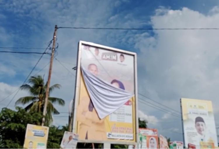 Politik di Rohil Memanas! Baliho Caleg Partai NasDem Ditutup Caleg Partai Golkar, Berujung Pembongkaran