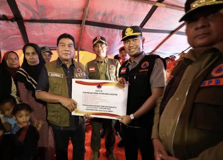 BNPB Salurkan Bantuan Rp250 Juta Untuk Daerah Terdampak Banjir di Riau, Korem dan Polda Kebagian