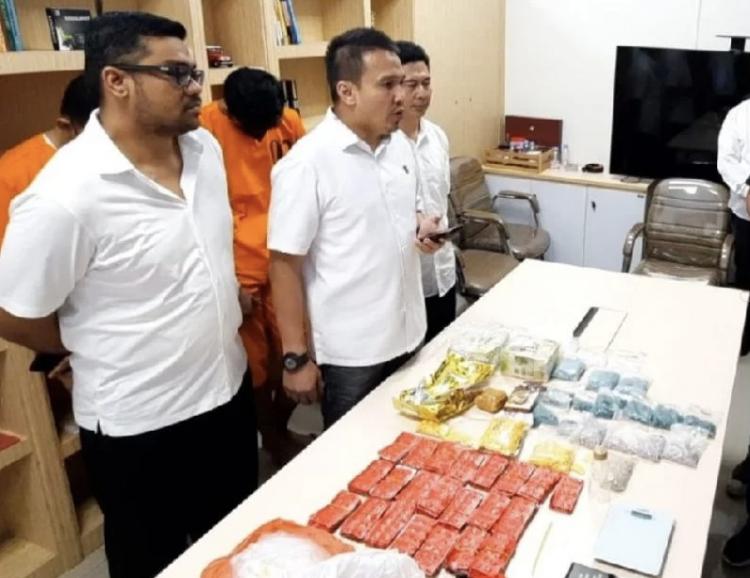 Polda Riau Amankan 2 Kg Sabu dan 4.700 Pil Ekstasi dari Kamar Kost, Tersangka Diupah Rp30 Juta