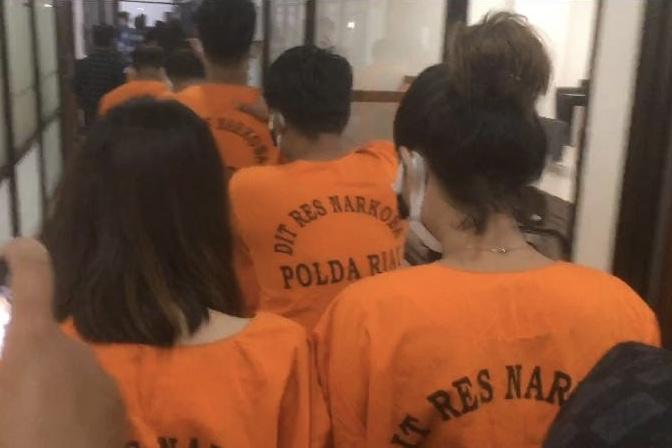Edarkan Sabu dan Ekstasi di Tempat Hiburan Malam Pekanbaru, Dua Wanita Dibekuk Polisi