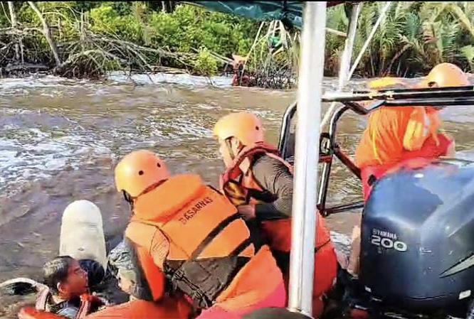 Kapal Bocor saat Berlayar di Perairan Rupat Bengkalis, 3 Kru Berhasil Selamat