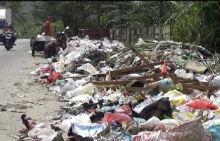 Tumpukan Sampah di Jalan Soekarno Hatta Pekanbaru Bikin Resah, Timbulkan Aroma Tak Sedap hingga Tutup Rumah Warga