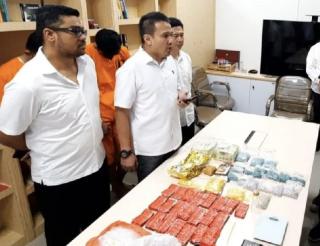 Polda Riau Amankan 2 Kg Sabu dan 4.700 Pil Ekstasi dari Kamar Kost, Tersangka Diupah Rp30 Juta