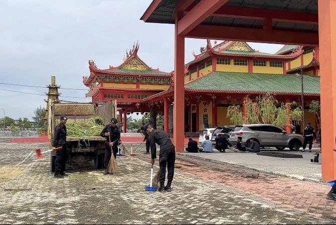 Sambut Tahun Baru Imlek 2575 dan Pemilu Damai 2024, Brimob Polda Riau Gelar Bakti Sosial di Vihara Kwan Tee Kong Bio