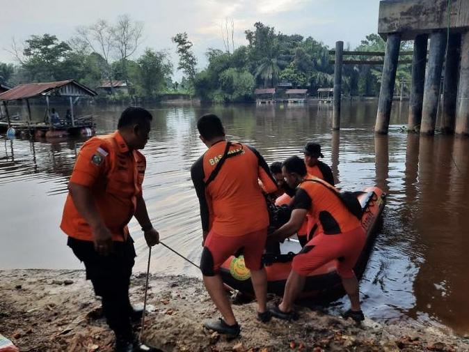 Panik Dikejar, Seorang Pria Terjun dari Jembatan Siak II Pekanbaru