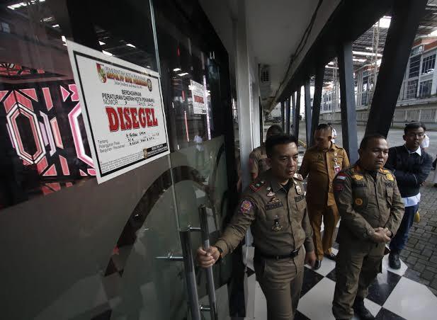 Diduga Jadi Tempat Peredaran Narkotika, Axelle Pub and KTV Disegel Satpol PP Pekanbaru