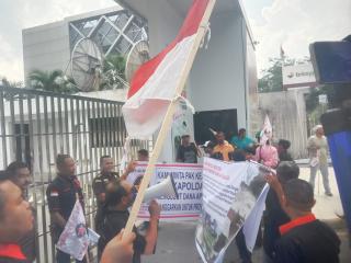 LSM BARA API Unjuk Rasa di Kejati Riau, Tuntut Pengusutan Dugaan Praktik Monopoli Pengerjaan Revitalitas Danau Bakuok