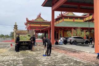 Sambut Tahun Baru Imlek 2575 dan Pemilu Damai 2024, Brimob Polda Riau Gelar Bakti Sosial di Vihara Kwan Tee Kong Bio