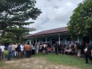 Warga Desa Sei Lembu Makmur Antusias Mencoblos, Rela Antre Panjang di Pelataran Masjid
