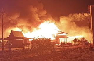 Tujuh Bangunan di Desa Bandul Kepulauan Meranti Hangus Dilalap Api, Logistik Pemilu Nyaris Terbakar