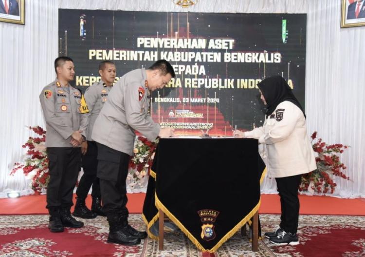 Dukung Aparat Kepolisian, Bupati Hibahkan Barang Milik Daerah ke Polres Bengkalis