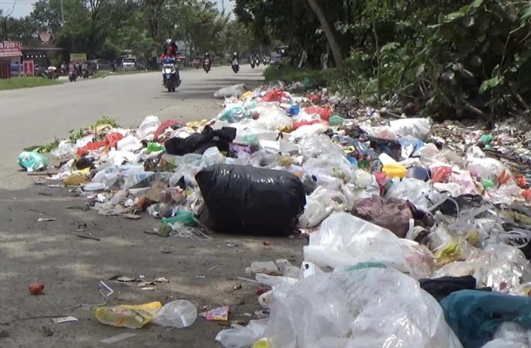 Sampah Menumpuk di Pinggir Jalan Soekarno Hatta Pekanbaru, Kesadaran Warga Masih Rendah
