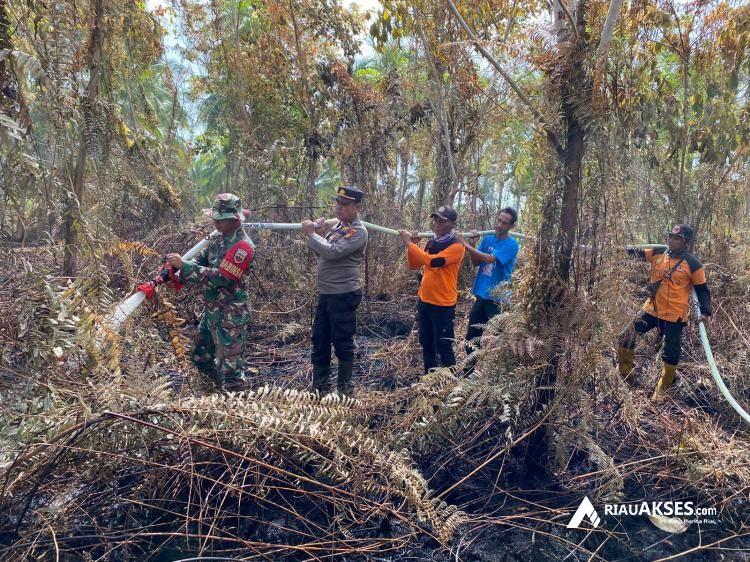 BPBD Kepulauan Meranti Tetap Semangat Bertugas Memadamkan Api Meskipun sedang Berpuasa