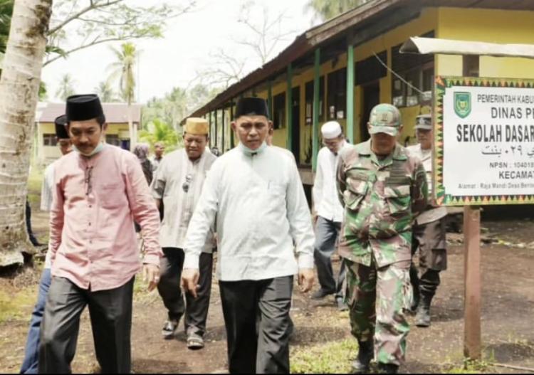Di Sela-sela Safari Ramadan, Pj Bupati Herman Tinjau Infrastruktur Sekolah dan Jembatan di Kecamatan Mandah