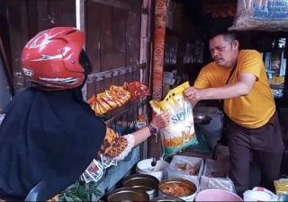 Harga Beras Masih Tinggi, Warga Pekanbaru Buru Beras Bulog