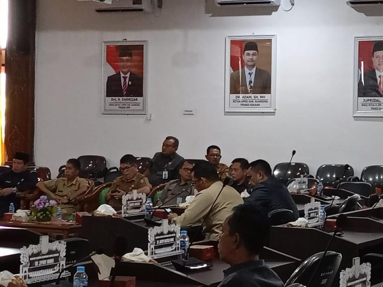 Waduh! Rapat Paripurna Pandangan Umum Fraksi-fraksi DPRD Kuansing Molor Satu Jam