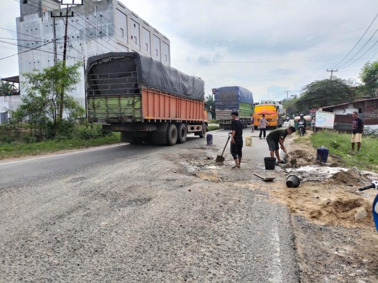 Tak Kunjung Dapat Perhatian Pemerintah, Pengusaha Muda di Rohil Perbaiki Jalinsum yang Berlubang