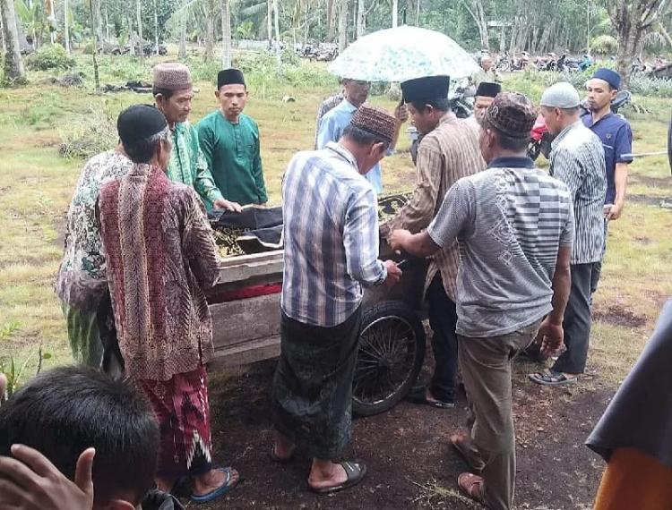 Sungguh Miris, Jenazah di Desa Semukut Dibawa dengan Gerobak Karena Ambulans Rusak