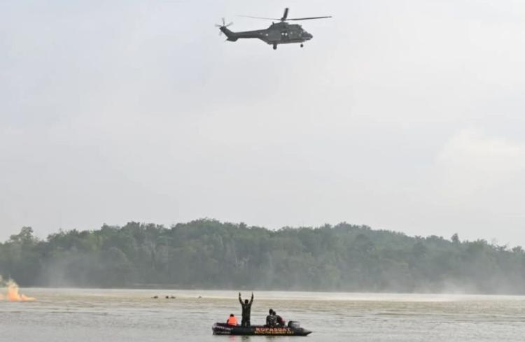 Detik-detik Menegangkan Evakuasi Pilot Pesawat Tempur di Danau Bandar Kayangan