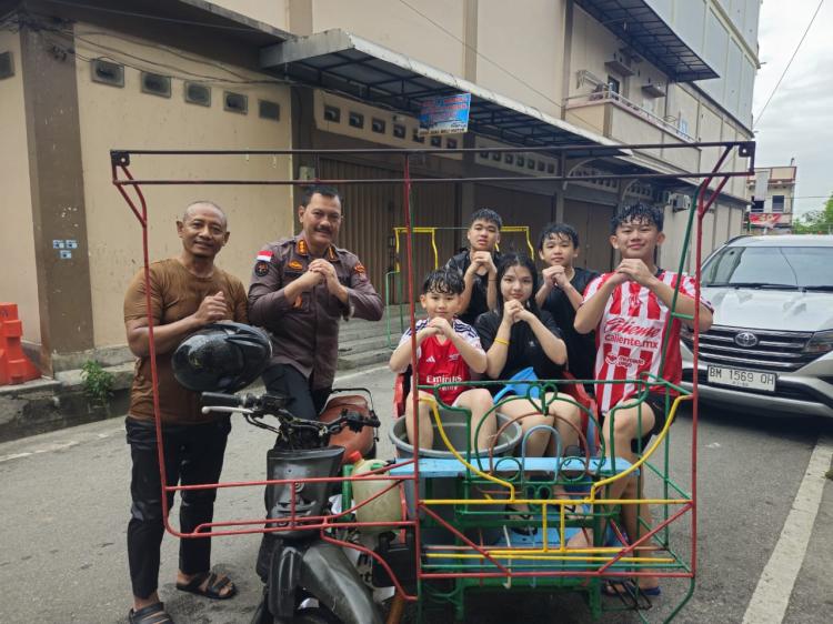 Nostalgia di Selatpanjang, Kombes Pol Zahwani Pandra Langsung Terjun, Ikut Seru-Seruan di Perang Air Tanpa Ganti Seragam