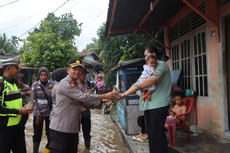 Polres Rokan Hulu Salurkan Bantuan Sembako dan Nasi Bungkus bagi Warga Terdampak Banjir  