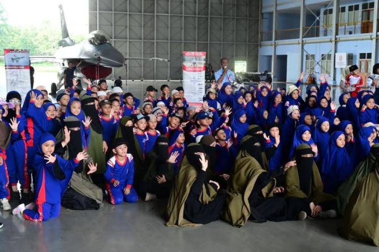Kenali Dunia Dirgantara, Gembiranya Murid TK Kunjungi Pesawat Tempur di Lanud Roesmin Nurjadin