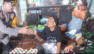 Kompak, Dandim 0321 Rohil dan Kapolres Bagi Sembako kepada Janda Veteran