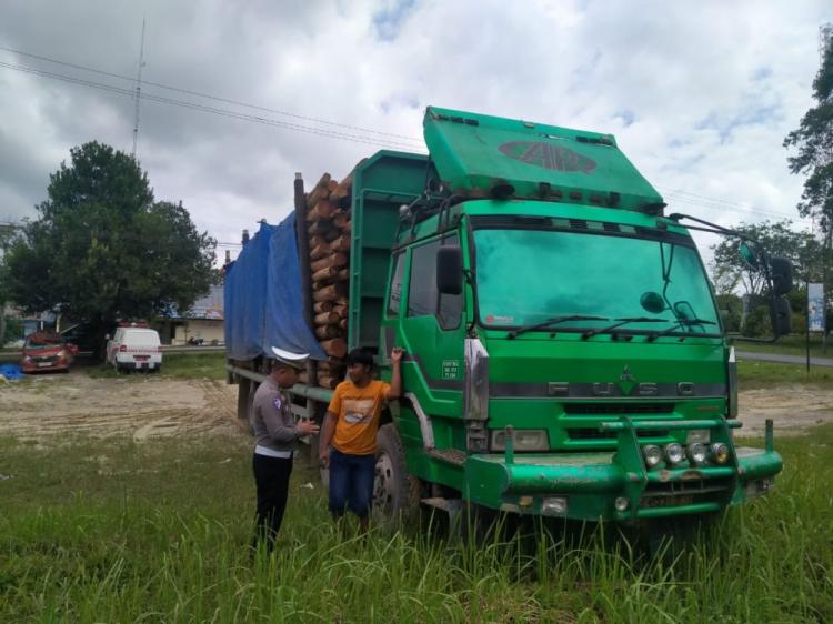 Sopir Truk Nakal Ditilang Polisi karena Bawa Kayu Akasia 14 Ton saat Lebaran