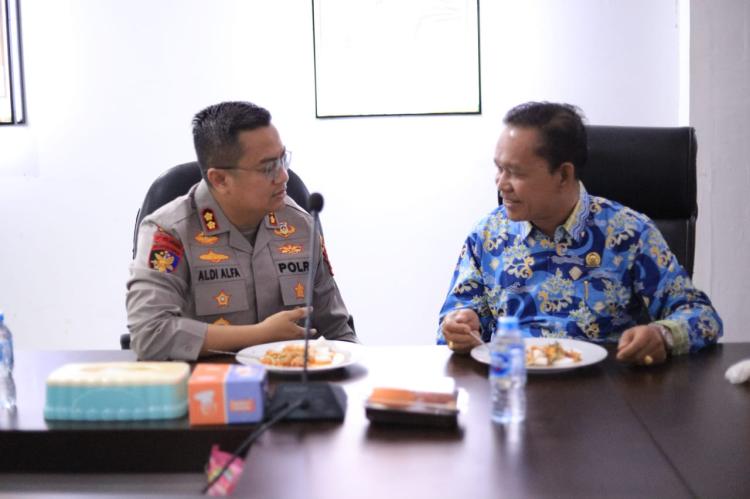 Langkah Perdana, Rasakan Kelezatan Mie Sagu dan Silaturahmi: Kapolres Baru Menyapa DPRD Kepulauan Meranti