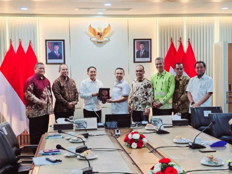 Minta Dukungan Pengelolaan Kawasan Hutan, Gubri Abdul Wahid Temui Menteri Kehutanan