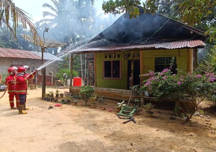 Satu Unit Rumah Permanen Terbakar, Tim Damkar Bagan Sinembah Gerak Cepat Lakukan Pemadaman