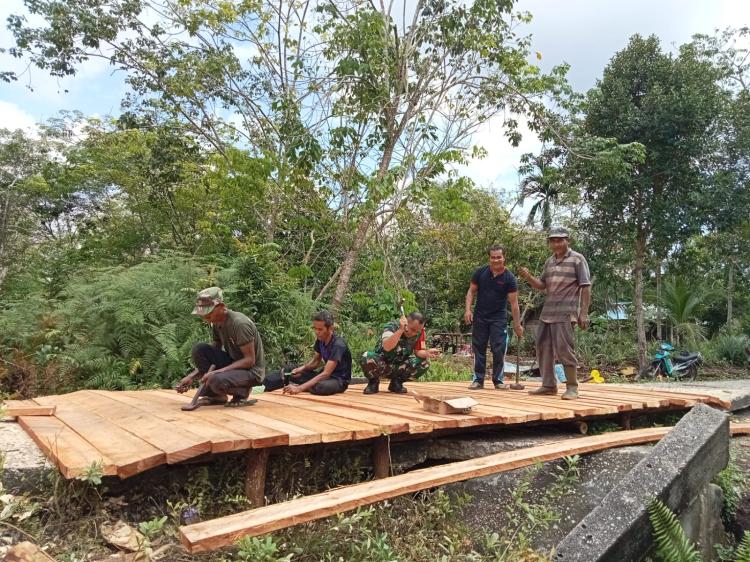 Warga Tenan Perbaiki Jembatan Roboh Tanpa Bantuan Pemerintah Desa: Kalau Bukan Kita, Siapa Lagi?