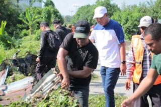 Wakil Bupati Kepulauan Meranti Gotong Royong Bersihkan Jalan Nelayan, Berencana Percantik dengan Taman
