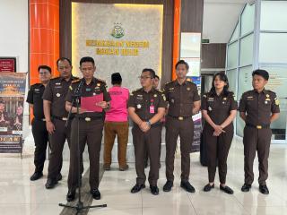 Kejari Rohil Tahan Tersangka Korupsi Pembangunan SMPN 4 Panipahan, Kepala Dinas Tak Dihadirkan Karena Sakit