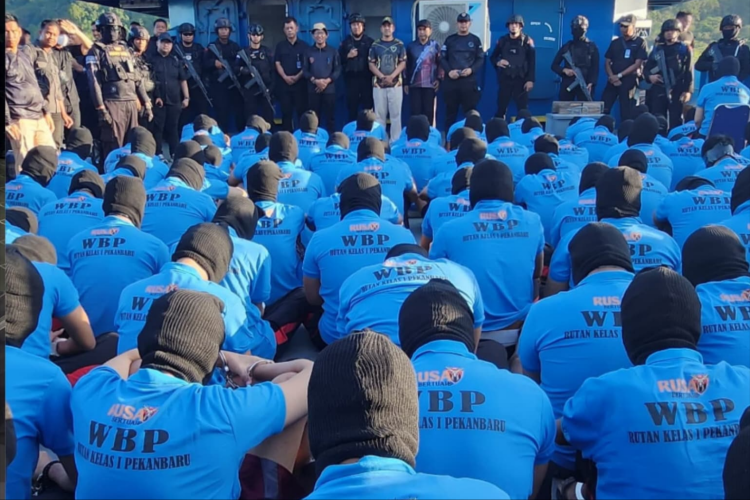 Bersih-bersih Narkoba dan HP Ilegal, 100 Napi Riau Diangkut ke Nusakambangan