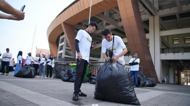 Bersihkan Stadion Riau, Volunteer PLN Kumpulkan Sampah Plastik untuk Didaur Ulang