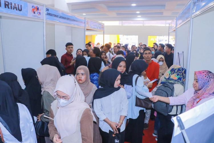 Dua Ribu Lebih Pencaker Datangi Pekanbaru Job Fair 2025