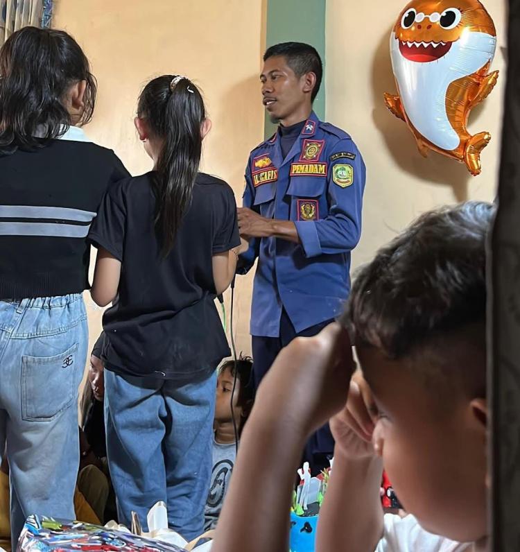 Serba Bisa, Petugas Damkar di Kepulauan Meranti Diminta Jadi Pembawa Acara Ulang Tahun Anak-Anak