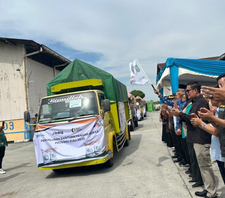 Pj Sekdaprov Riau Launching Bantuan Beras ke Masyarakat