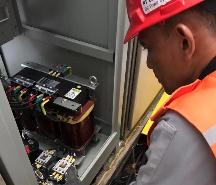 Perkuat Keandalan Listrik Jelang HUT RI ke-80, PLN Lakukan Peremajaan Sistem Catudaya di Gardu Induk