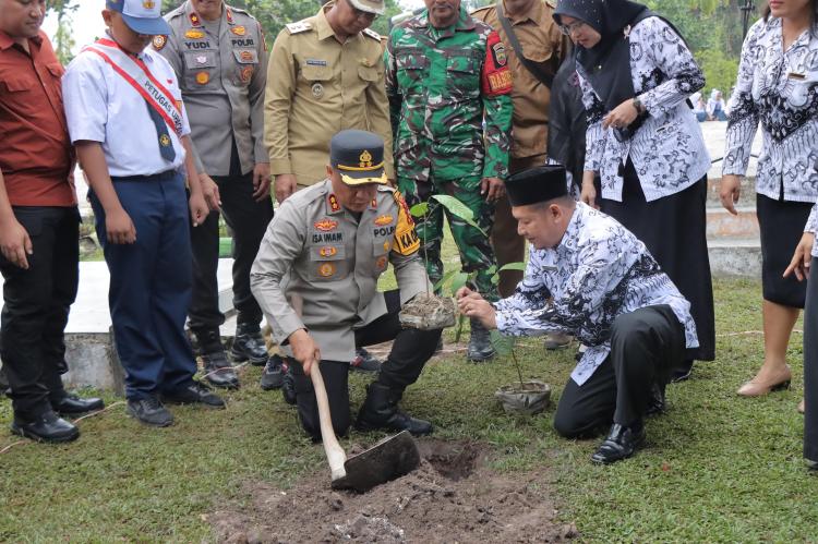 Bersama Wabup, Kapolres Rohil Sosialisasikan Program Green Policing dengan Menanam Pohon di SMPN 6 Tanah Putih