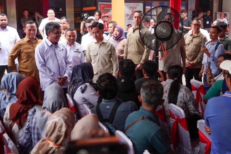 Tiba di Pekanbaru, Wapres Gibran Tinjau Penyaluran BSU