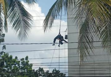 Pekerja Gedung Bank UOB Pekanbaru Tersengat Listrik Tegangan Tinggi