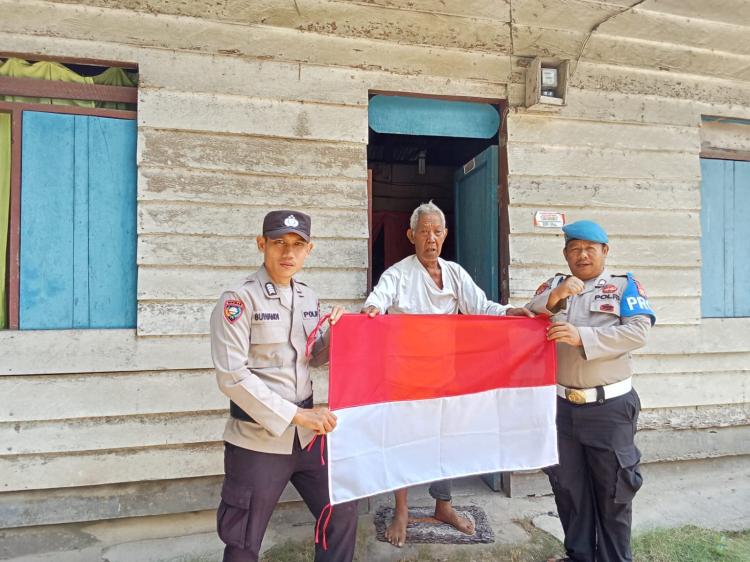 Personil Polsek Simpang Kanan Bagikan Bendera Merah Putih kepada Masyarakat