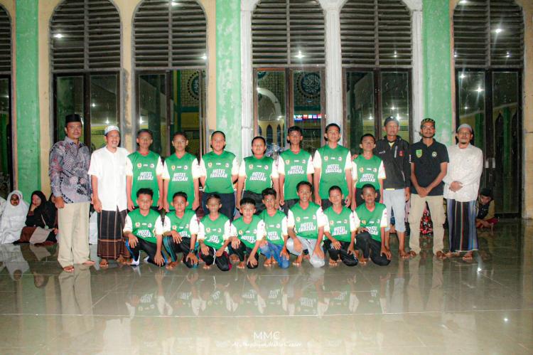 Ketua PSSI Rohil Lepas Tim SSB Al Majidiyah ke Kejurnas FOSSBI U-13 di Jakarta